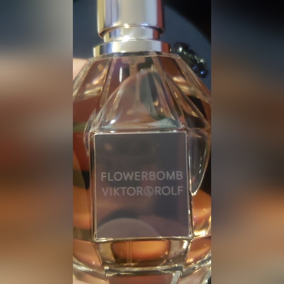 Viktor & Rolf Flowerbomb 3.4oz L'eau de parfum in box - Picture 4 of 10
